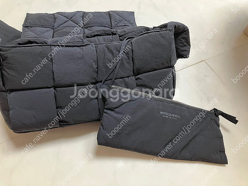 정품 보테가베네타 패디드 테크 카세트백--3