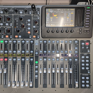 베링거 BEHRINGER X32 COMPACT 판매합니다. 신품급