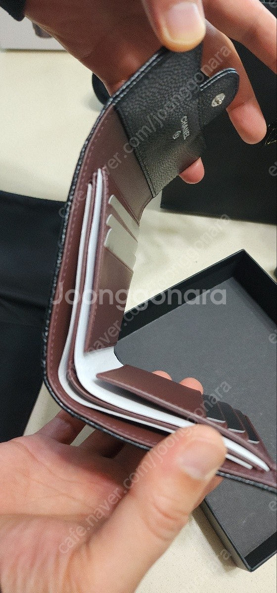 샤넬 클래식 캐비어 반지갑 은장--1