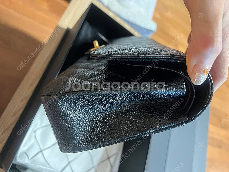 샤넬클래식 미듐 캐비어 금장 새상품급--4