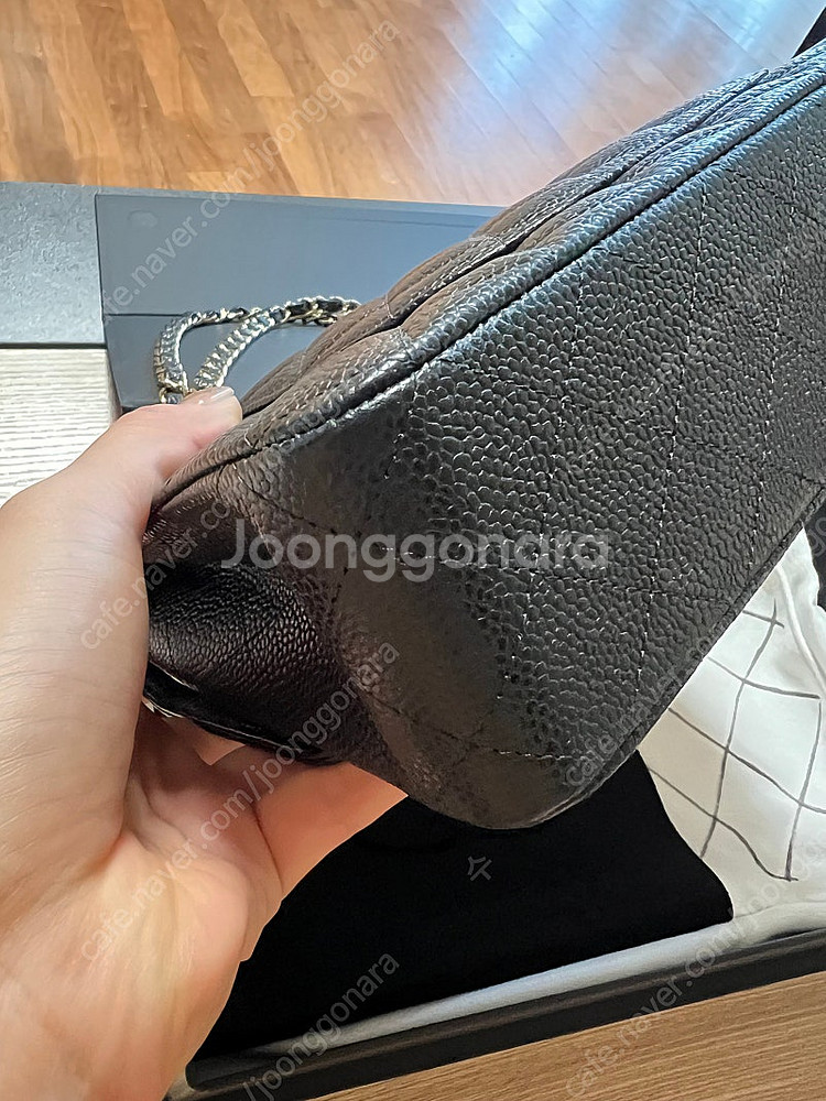 샤넬클래식 미듐 캐비어 금장 새상품급--6