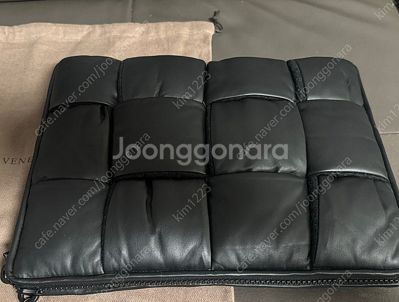 보테가 베네타. 패딩 클러치 (새상품) (63만원)--1