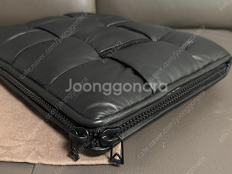 보테가 베네타. 패딩 클러치 (새상품) (63만원)--3