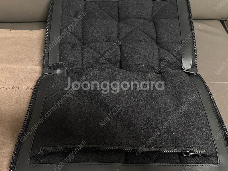 보테가 베네타. 패딩 클러치 (새상품) (63만원)--4