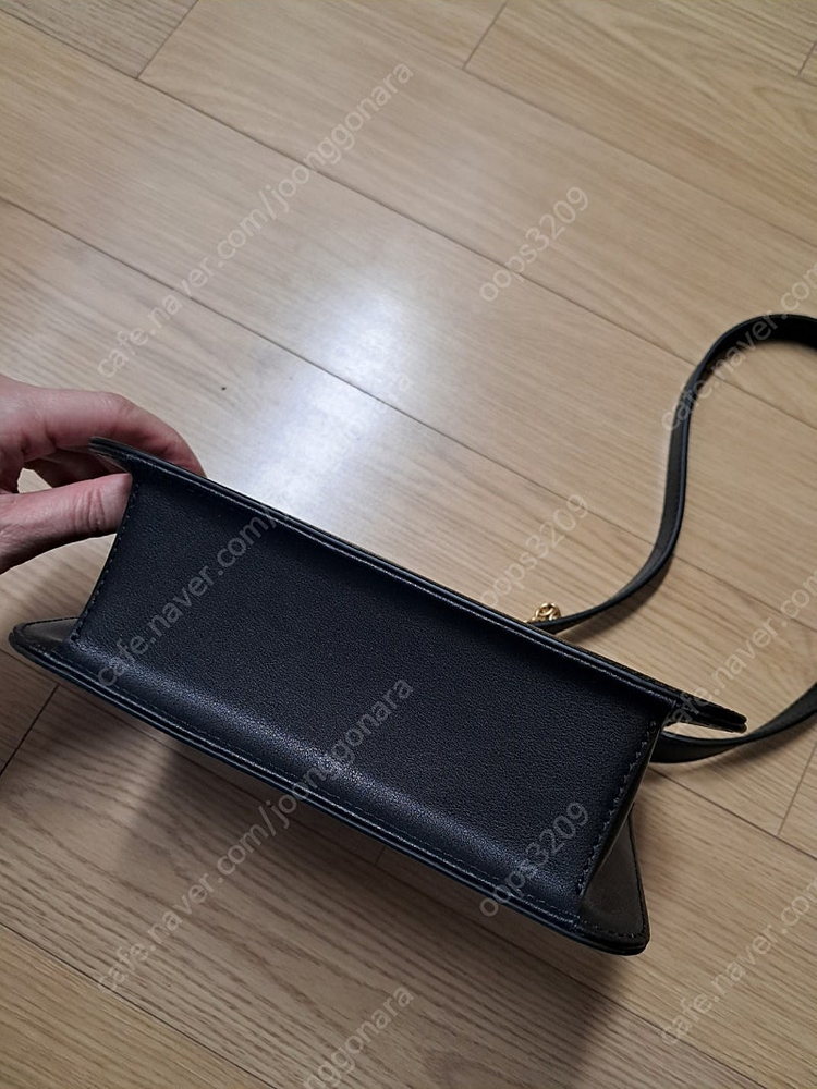 (가격내려요)오스트카카 카델 플랩 블랙 숄더 크로스 . 이미지