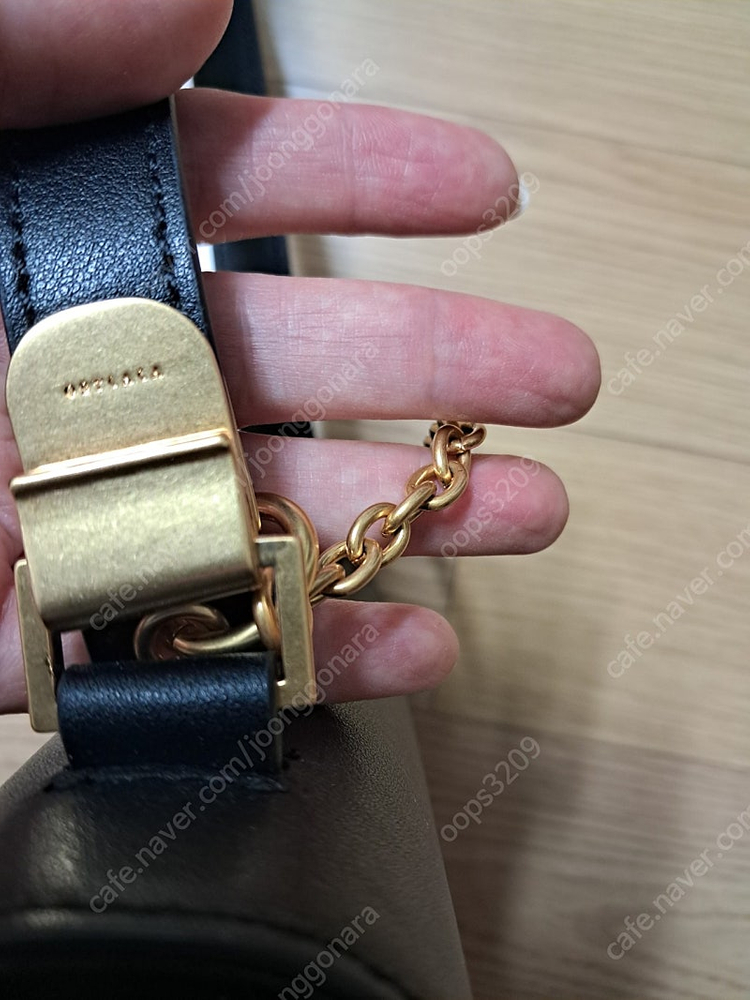 (가격내려요)오스트카카 카델 플랩 블랙 숄더 크로스 . 이미지