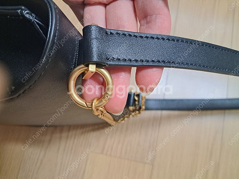 (가격내려요)오스트카카 카델 플랩 블랙 숄더 크로스 .--8