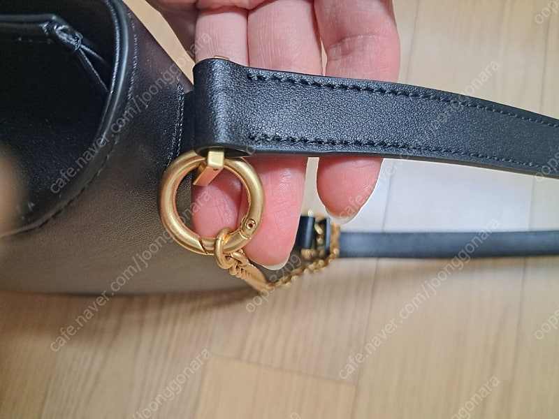 (가격내려요)오스트카카 카델 플랩 블랙 숄더 크로스 . 이미지