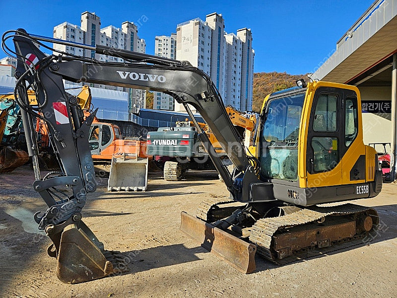 볼보 02 굴삭기 EC55B 집게장착되어 있고 신형엔진 교체 중고굴삭기 팝니다--0
