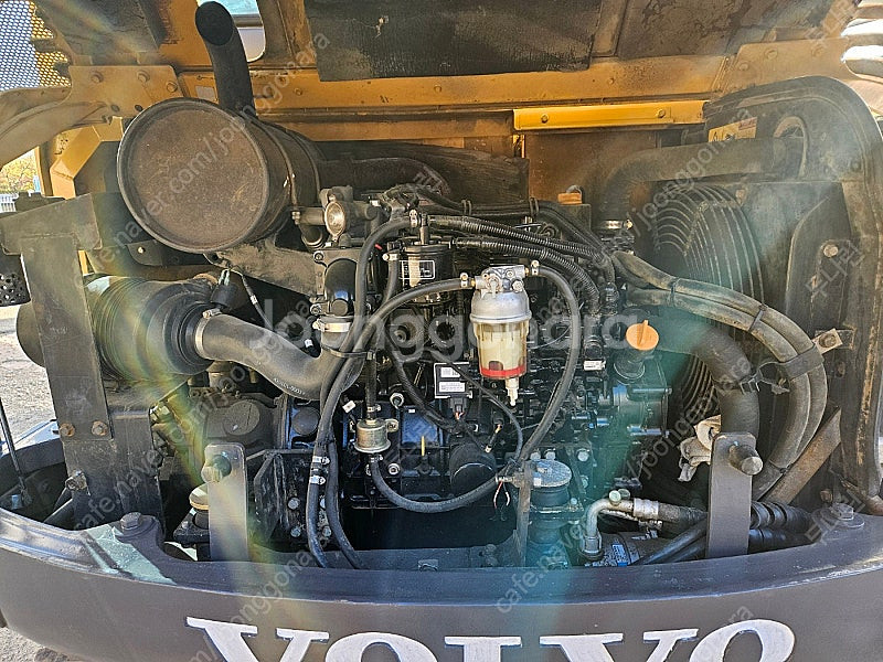 볼보 02 굴삭기 EC55B 집게장착되어 있고 신형엔진 교체 중고굴삭기 팝니다--2