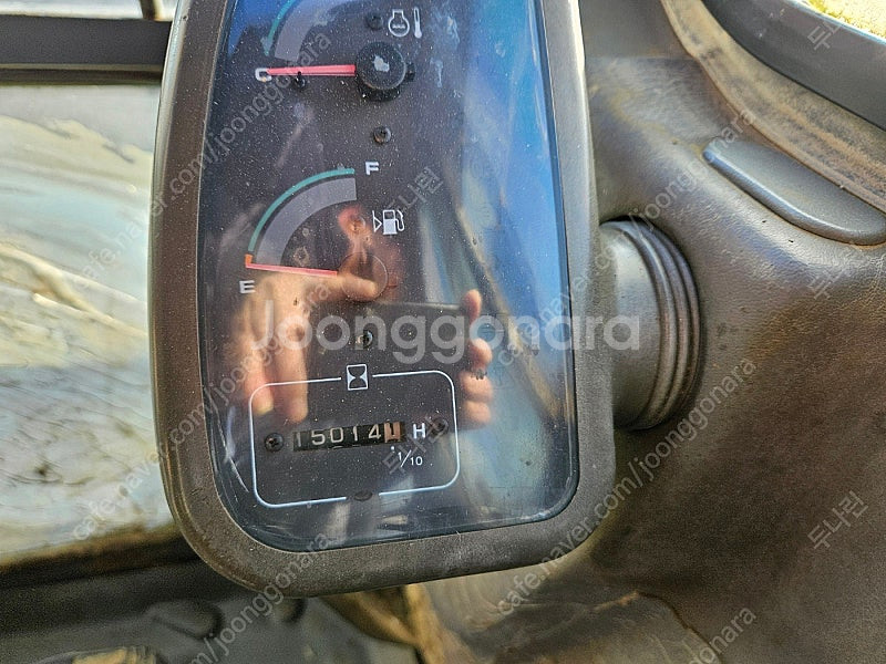 볼보 02 굴삭기 EC55B 집게장착되어 있고 신형엔진 교체 중고굴삭기 팝니다--5