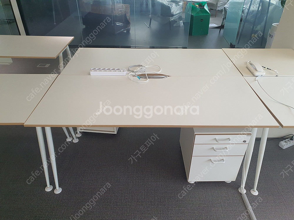 [신품급]사무실책상 심플즈 R2 1600책상 하부덕트 ...--1