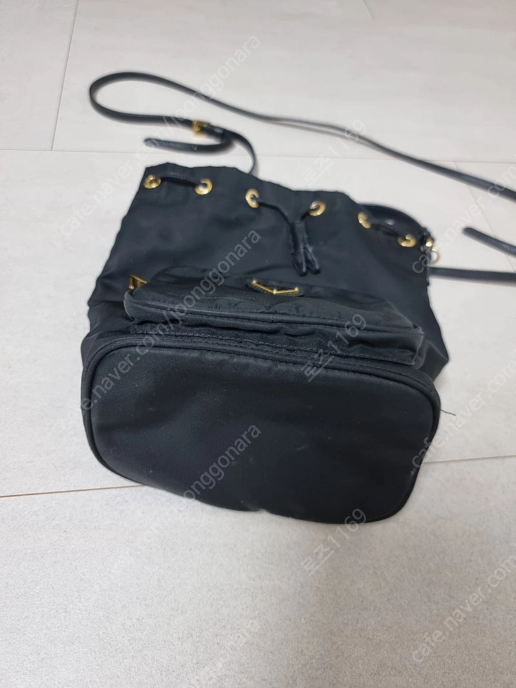 프라다 버킷백 이미지