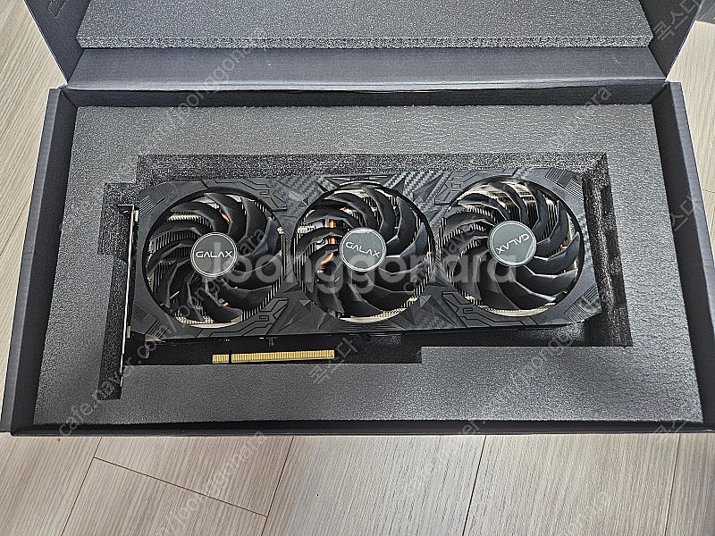 갤럭시 RTX 4070 oc 3펜 풀박--1