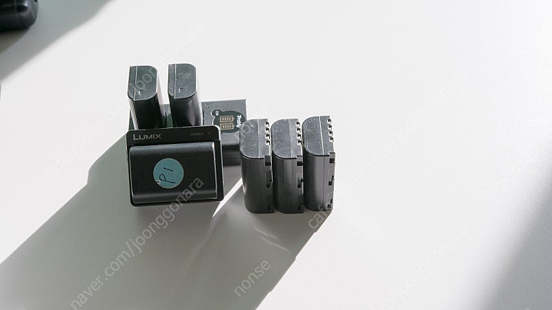 파나소닉 미러리스 GH5s 판매합니다. (바디 + 배터리 그립 + 배터리 6개 구성)--2