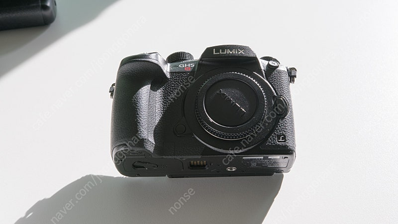 파나소닉 미러리스 GH5s 판매합니다. (바디 + 배터리 그립 + 배터리 6개 구성)--3