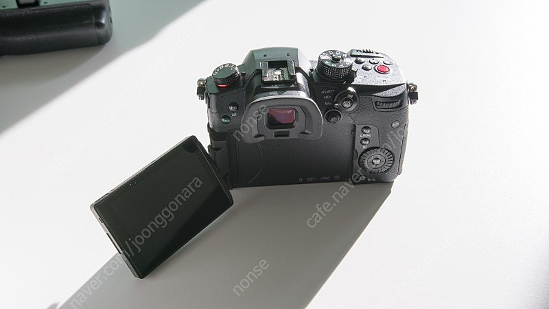 파나소닉 미러리스 GH5s 판매합니다. (바디 + 배터리 그립 + 배터리 6개 구성)--4