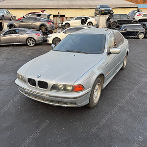 BMW E39 전기형 부품차 각개합니다 휠타이어,시트,내장재,우드,핸들,기어봉,앞범퍼,뒷범퍼,후미등,전조등,공조기,트렁크,사이드미러,도어트림,센터콘솔,디퍼런셜,데후,커튼,헤드라이트