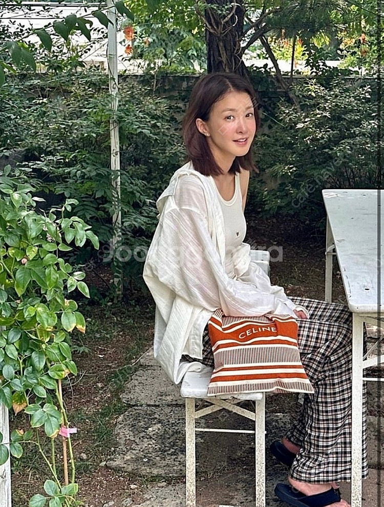 이시영 뉴진스 에코백(셀린느)--0