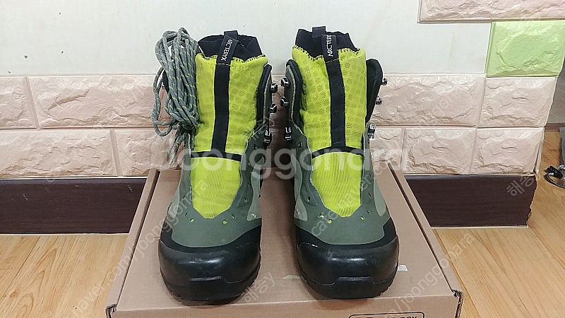 아크테릭스 보라미드 GTX 하이킹부츠(US 9) *UK...--0