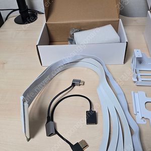 리안리 O11D EVO 업라이트 4시리즈 GPU 브라켓 화이트 + 라이저케이블 4.0 600mm 화이트