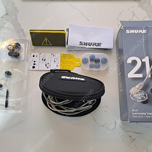 Shure SE215 인이어 이어폰 팝니다.