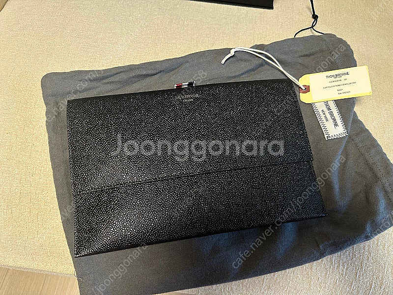 톰브라운 페블 그레인 레더 플랩 폴리오--0