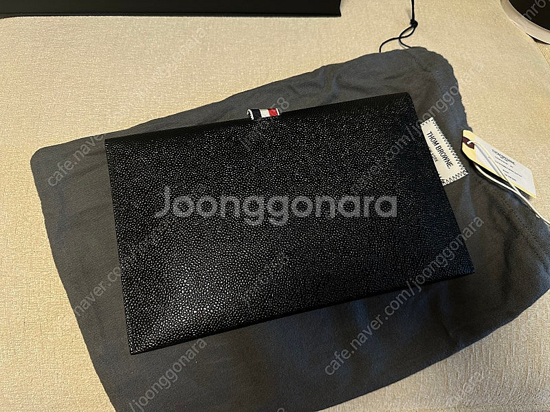 톰브라운 페블 그레인 레더 플랩 폴리오--1