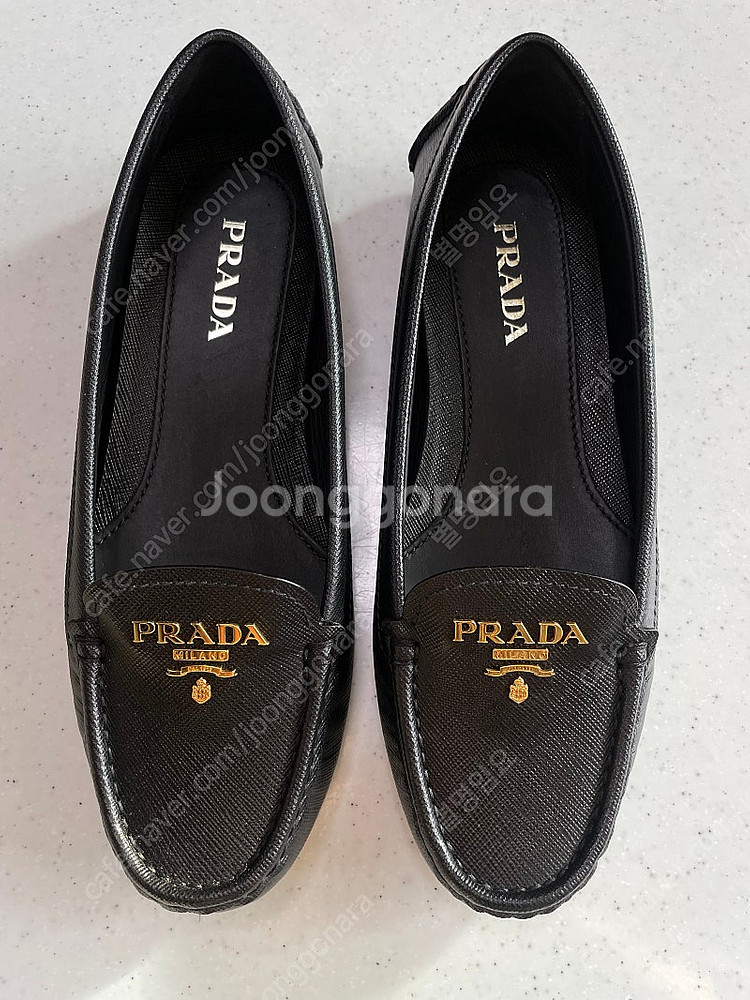 새제품 Prada 블랙 사피아노 레더 금장 레터링 로고...--0