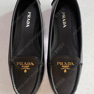 새제품 Prada 블랙 사피아노 레더 금장 레터링 로고 드라이빙 여성 로퍼 팔아요