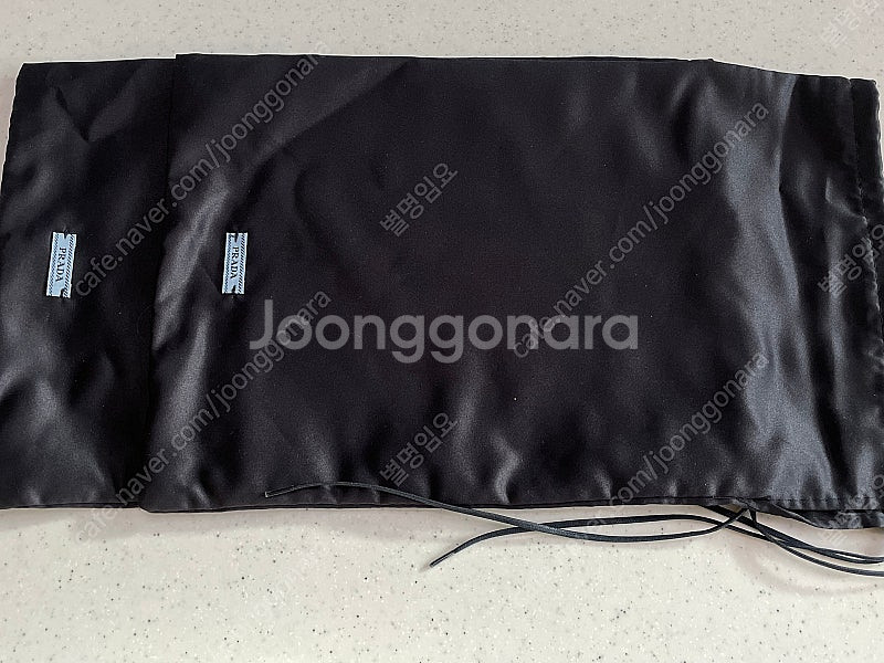 새제품 Prada 블랙 사피아노 레더 금장 레터링 로고...--4