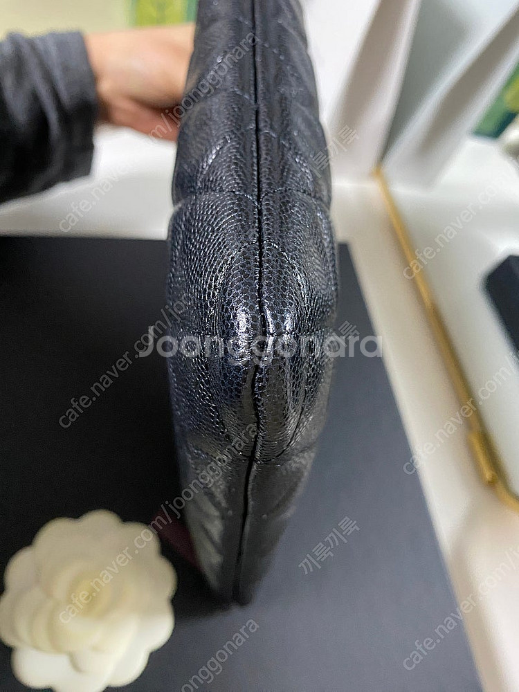 샤넬 클래식 클러치 뉴미듐 금장 블랙--6