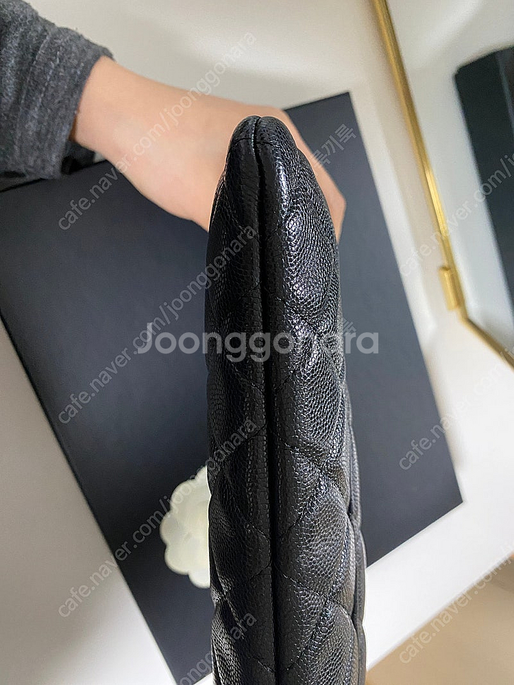 샤넬 클래식 클러치 뉴미듐 금장 블랙--7