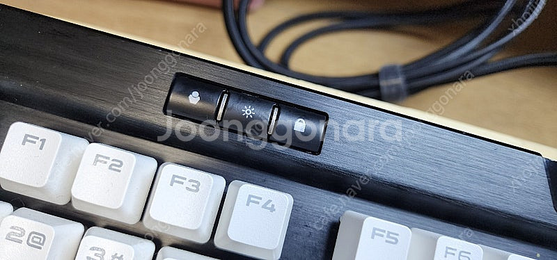 신품수준! 커세어 K70 RGB MK2 화이트 이중사출...--1