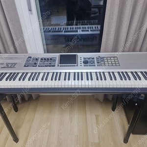 Roland Fantom X8