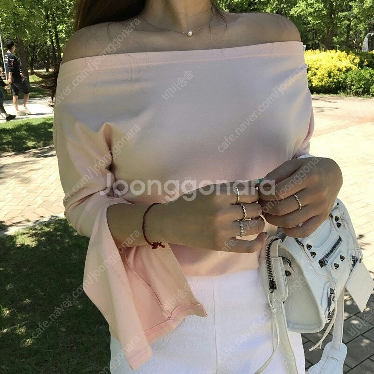 <새옷> 오프숄더 티셔츠 베이비핑크 마드모아젤--0