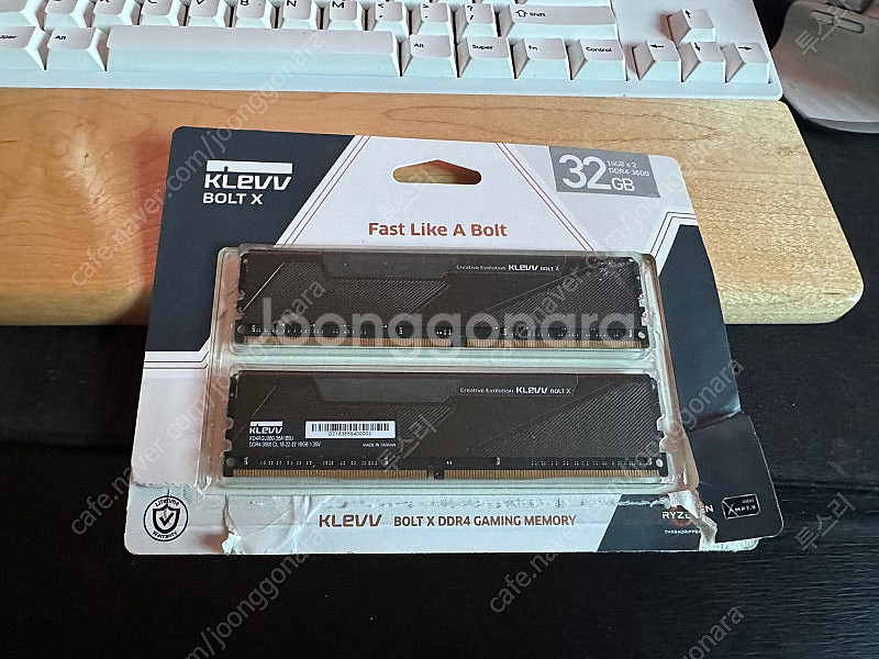 에센코어 DDR4 32GB XMP 램 팝니다--0