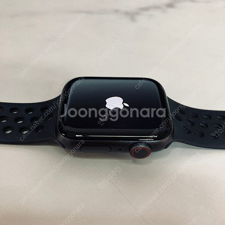 애플워치 나이키 SE 블랙 44mm 케이블포함 14만원 판매합니다!--3