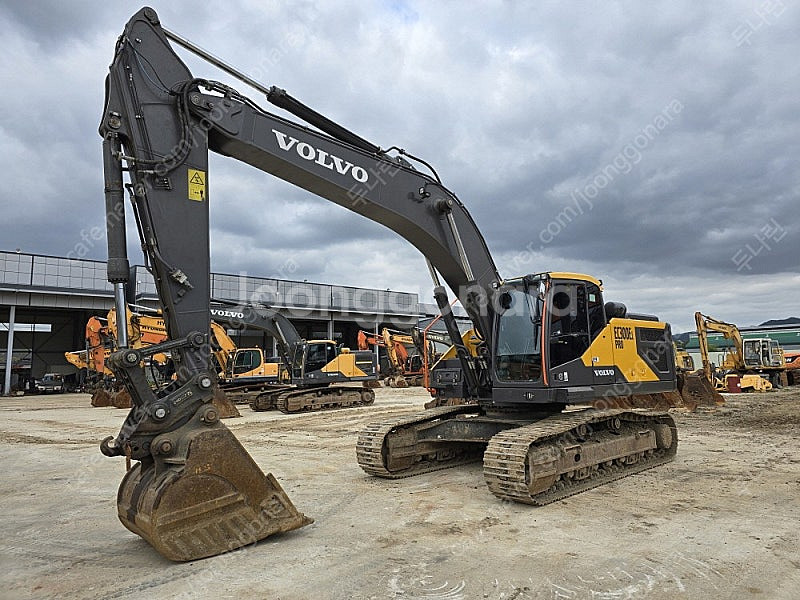 볼보 EC300E 2020년식 가동8천 10 궤도형 중고굴삭기--0