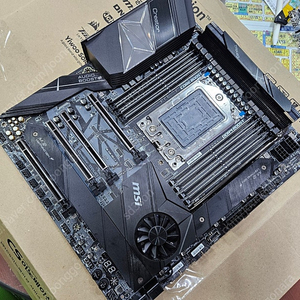 msi creator trx40 amd 쓰레드리퍼용 메인보드입니다