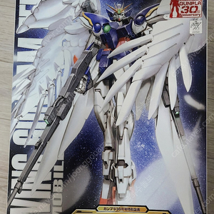 새제품 [30주년 한정판] 반다이 (BANDAI) MG 윙 건담 제로 커스텀 (WING GUNDAM ZERO) 외장 클리어 파츠 버전 판매합니다.