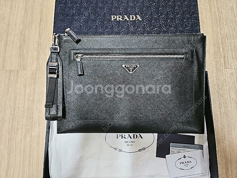 PRADA 프라다 사피아노 클러치백 70만원에 판매 합...--1