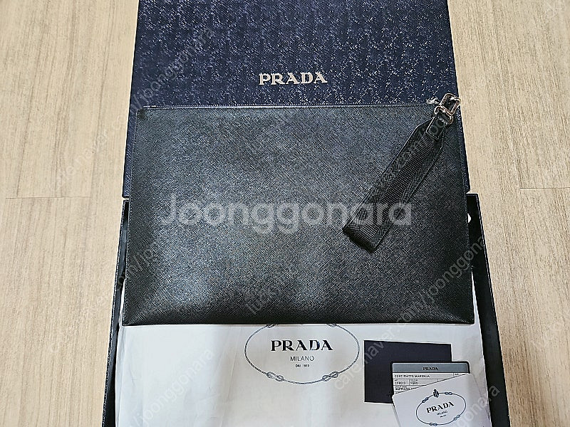 PRADA 프라다 사피아노 클러치백 70만원에 판매 합...--2