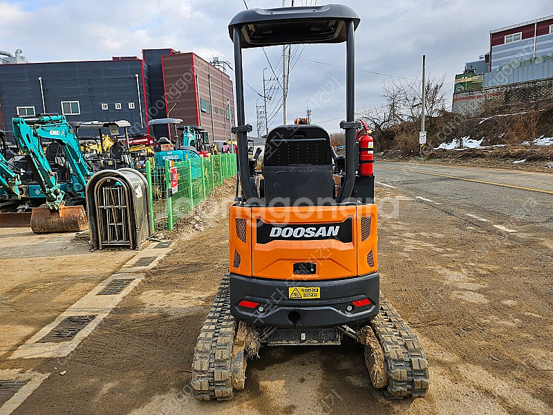 중고미니굴삭기 두산 ZX17 포크레인 22년식 코끼리집...--2