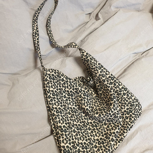 육육걸즈 레오파드 에코백