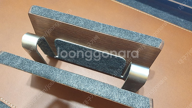 노트북/태블릿 수직 거치대--3