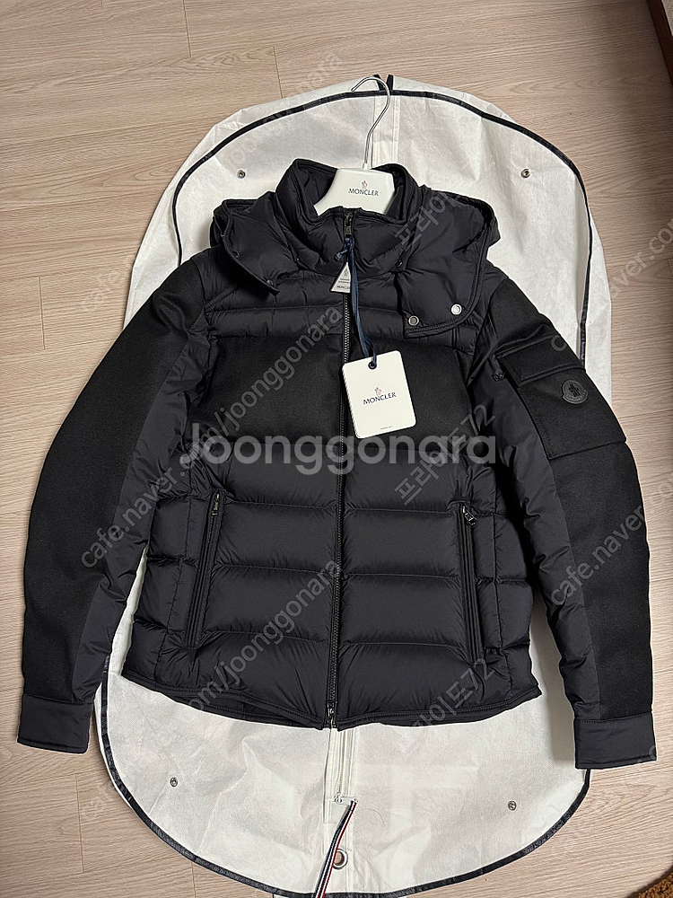 새제품] 24FW 몽클레어 남자 블랙 패딩 팝니다 급매--1