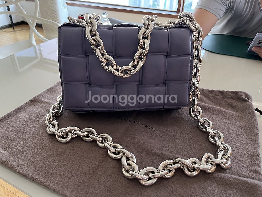 보테가베네타 체인 패딩 카세트백 네로--3