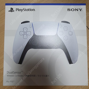 ps5 듀얼센스 미개봉 택포 63000원에 팝니다.