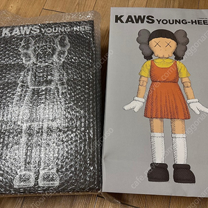 오징어게임 Kaws 카우스 영희 피규어(모노톤) 새제품